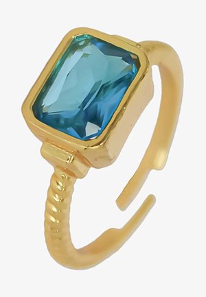 Goldener verstellbarer Ring mit einem facettierten rechteckigen blauen Edelstein, der in einer erhöhten Fassung gesetzt ist.