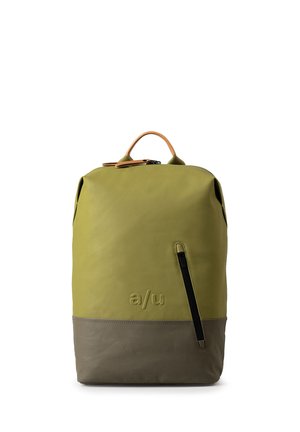 Tweekleurige groene en grijze rugzak van duurzame materialen, met een ritsvak, handvat aan de bovenkant en een reliëf merklogo aan de voorkant.
