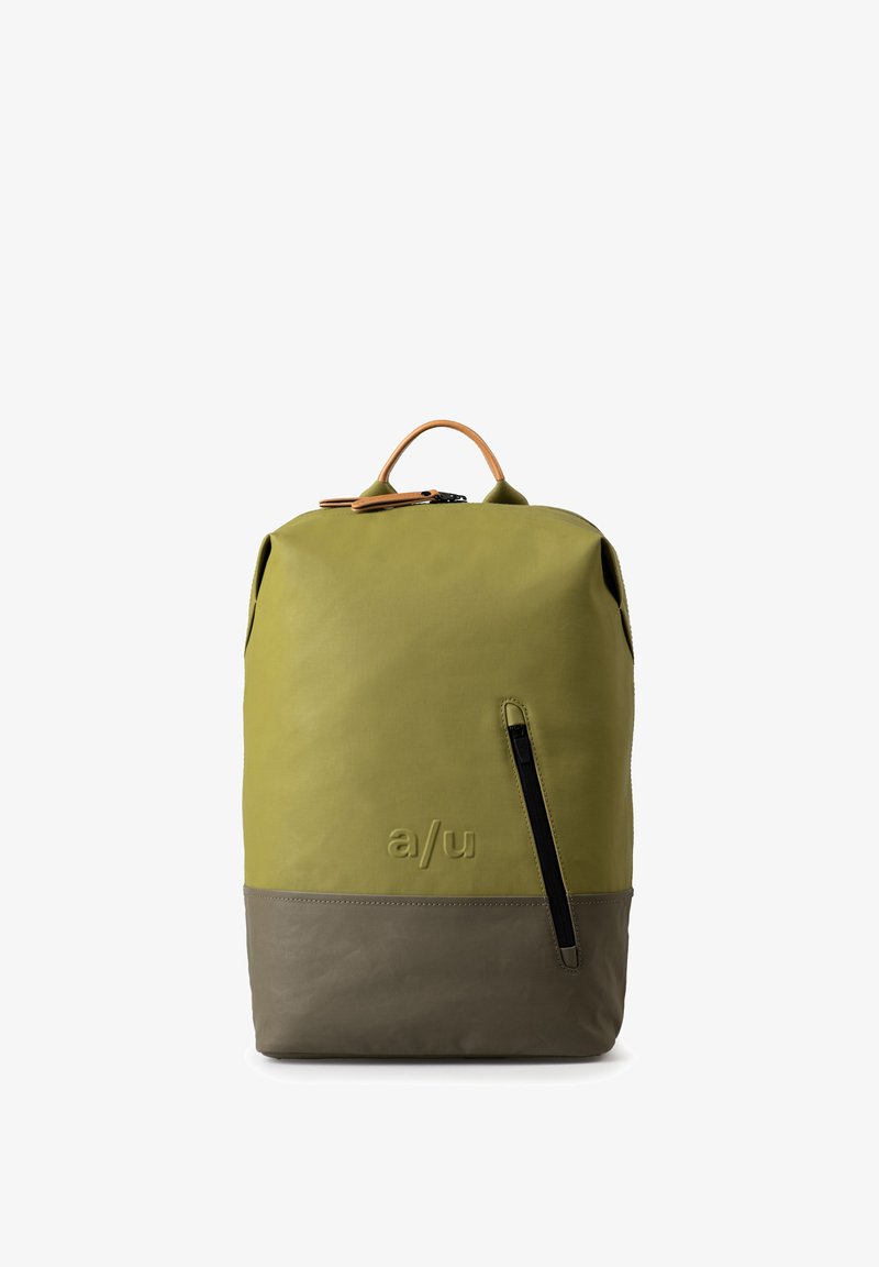 Zaino bicolore verde e grigio realizzato in materiale resistente, con tasca con zip, manico superiore e logo del marchio stampato sulla parte anteriore.