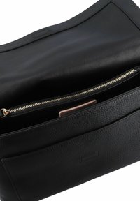 Borsa a mano in pelle nera con finitura testurizzata, dotata di un scomparto con zip e una tasca frontale. Visibile dettaglio in metallo dorato della zip.