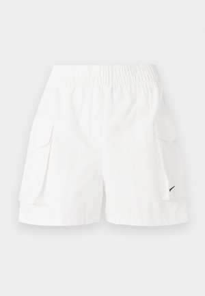 Shorts cargo blancs avec une ceinture élastique, deux poches latérales et un petit logo noir sur le bas. Tissu léger, design décontracté.