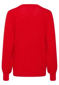 Rode gebreide trui met lange mouwen en een textuur met kabelpatroon op de mouwen, en ribgebreide manchetten, kraag en onderrand, weergegeven vanuit de achterkant.