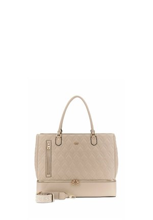 Sac à main matelassé beige avec double anse, poche zippée avant, quincaillerie dorée et bandoulière détachable avec logo GUESS.