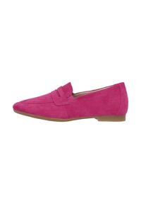 Rosa Wildlederloafers mit spitzem Zeh, dekorativem Riemendetail, flacher Gummisohle und glatter Oberfläche. Die Seitenansicht zeigt das minimalistische Design.