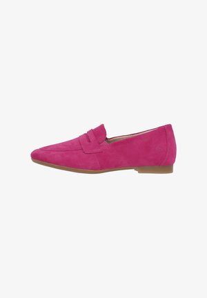 Rosa Wildlederloafers mit spitzem Zeh, dekorativem Riemendetail, flacher Gummisohle und glatter Oberfläche. Die Seitenansicht zeigt das minimalistische Design.