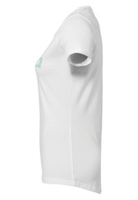 Weißes T-Shirt mit kurzen Ärmeln aus Baumwolle, mit einem türkisfarbenen Druck auf der Vorderseite und Textdetails entlang der Schulter. Glatte Textur.