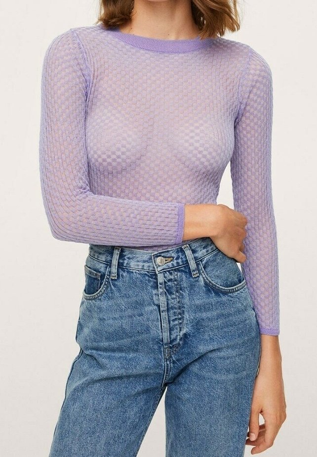 Lilanvärinen pitkähihainen pusero, jossa on teksturoitu ruudullinen kuvio ja pyöreä pääntie, yhdistetty korkeavyötäröisiin sinisiin farkkuihin.