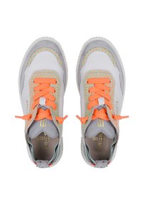 Weiße und graue Sportschuhe mit orangen Schnürsenkeln, einem strukturierten Muster auf der Zehenbox und einer Gummisohle mit Akzentfarben.