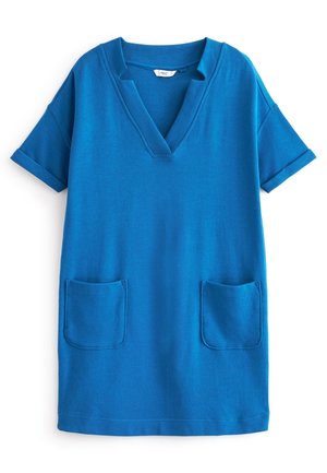Niebieska sukienka z krótkim rękawem, dekoltem w serek, podwiniętymi mankietami i dwoma naszywanymi kieszeniami z przodu.