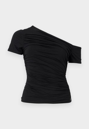 Μαύρο ασύμμετρο τοπ με ρυτιδωτή υφή, ένα κοντό μανίκι και ένα πέταλο στο ώμο, εφαρμοστό στυλ, σε απλό φόντο.