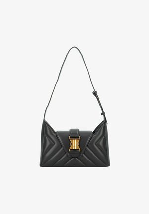 Sac à main en cuir matelassé noir avec un fermoir en métal doré distinctif et une bandoulière réglable. Comprend des accents de design triangulaire.