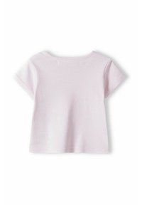 Růžové tričko s krátkým rukávem, světle růžové barvy s bílými vodorovnými pruhy, kulatý výstřih a měkký bavlněný materiál. Má prošité lemy a volný střih.