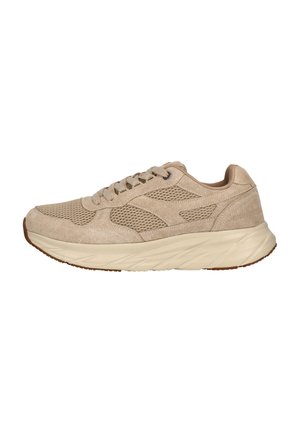 Baskets de sport beige avec tige en mesh et daim, semelle épaisse crème amortissante et fermeture à lacets.