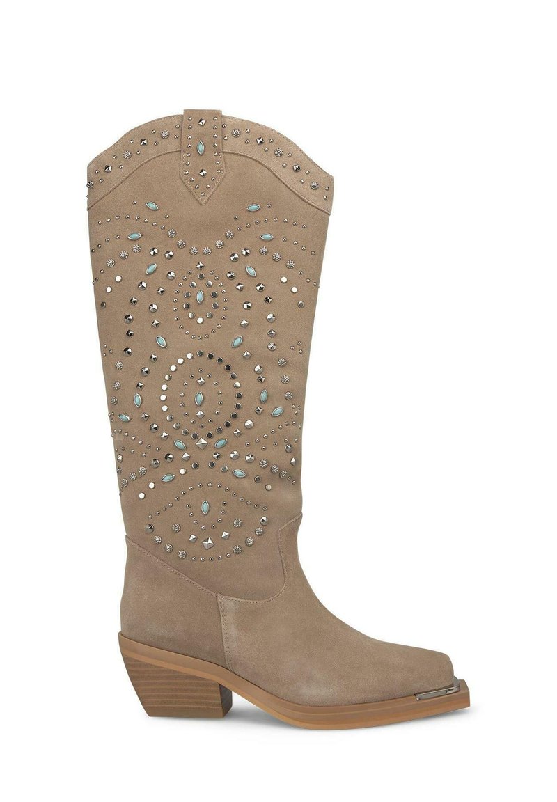 Beżowe zamszowe buty w stylu western z ozdobnymi ćwiekami i turkusowymi akcentami, spiczasty nos, skośny obcas i lekko falbaniasty brzeg.