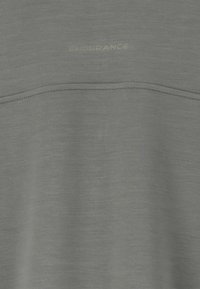 Grijze sportshirt met een gladde textuur, korte mouwen en een gebogen naad met het woord "ENDURANCE" in lichtgroene print.