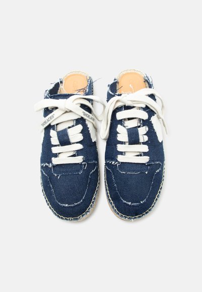 Ζευγάρι από slip-on παπούτσια από navy blue denim με ξεφτισμένες άκρες, λευκά παχιά κορδόνια παπουτσιών με ετικέτα "SHOELACES" και υφαντές σόλες.