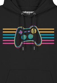 Zwarte hoodie met een kleurraf grafiek van een gamingcontroller, versierd met teal, roze en gele horizontale strepen over de borst.