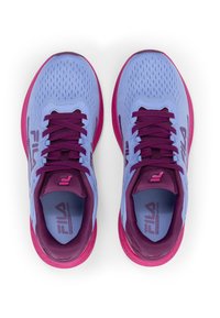 Zapatillas deportivas azul claro con parte superior de malla texturizada, detalles morados en los cordones y la lengüeta, y una media suela rosa. Presentan la marca FILA.