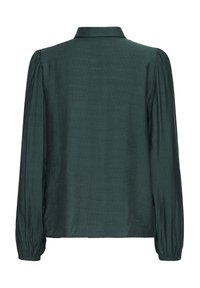 Camisa de manga larga verde con textura, cuello con solapa y puños fruncidos. La parte trasera es lisa con un ajuste suelto y relajado.