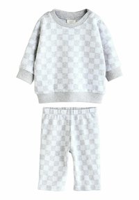 Gråternet sweater med ribbet hals og manchetter, parret med matchende ternede shorts. Blødt stof, afslappet pasform og elastisk talje. 
