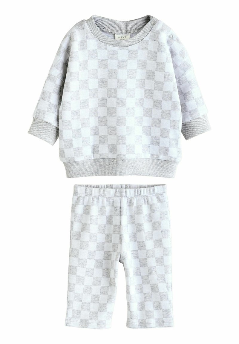 Gråternet sweater med ribbet hals og manchetter, parret med matchende ternede shorts. Blødt stof, afslappet pasform og elastisk talje. 