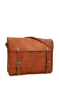 Tan leren schoudertas met een klep, twee metalen gespen en een verstelbare schouderband. Gladde textuur, minimale hardwaredetails.