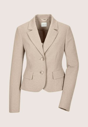 Beige op maat gemaakte damesblazer met ingesneden revers, twee knopen, klepzakken en een nauwsluitende taille op een neutrale achtergrond.