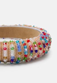 Χρωματιστό βραχιόλι με χάντρες, που διαθέτει μια ποικιλία από πολυεδρικές χάντρες σε κόκκινο, μπλε, πράσινο και διαφανές χρώμα, με υφή από μέταλλο σε χρυσή απόχρωση.