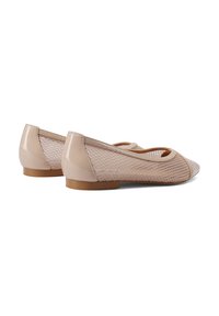 Ballerine beige con punta e tallone in vernice liscia, dotate di tomaia in rete e suola piatta in gomma sottile.