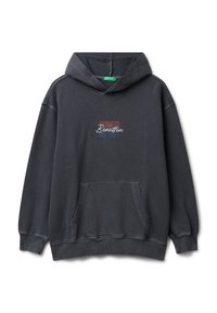 Tmavě šedá mikina s kapucí a přední kapsou, s vyšitým nápisem "Power Benetton of Life" v červené, bílé a modré barvě na hrudi.