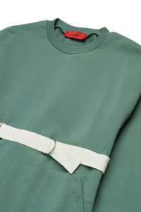 Grøn sweatshirt med rund halsudskæring, der har en hvid bælteaccent og en frontlomme. Glat tekstur med ribbede manchetter og krave.