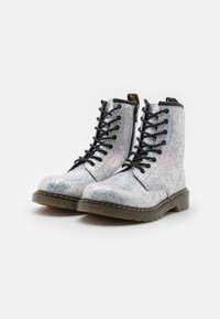 Więcej informacji dotyczących lśniących srebrnych butów wojskowych z sznurówkami wykonanych z materiału o teksturowanym wykończeniu, czarnych sznurowadłach i solidnej gumowej podeszwie.