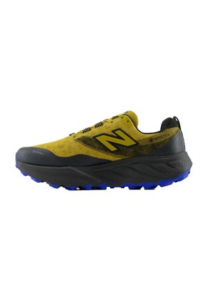 Gul og sort New Balance Gore-Tex trail løbesko med blå ydersål og forstærket tå på hvid baggrund.