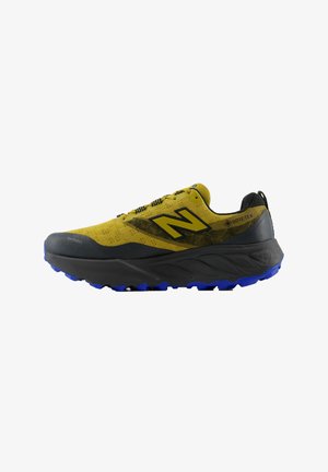 Gelber und schwarzer New Balance Gore-Tex Trailrunning-Schuh mit blauer Sohle und verstärkter Zehenkappe auf weißem Hintergrund.