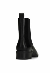 Stivaletto in pelle nera con punta rotonda e tacco a blocco. Presenta pannelli elastici ai lati e una striscia sul retro per facilitarne l'indossamento.