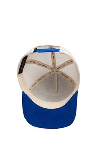 Baseballkappe mit einem blauen Wildleder-Schirm, einem weißen Netzgewebe und einem beigen Innenfutter, das wiederkehrenden Text zeigt. Verstellbarer blauer Snapback-Verschluss.