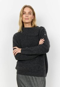 Tumehall villane kampsun kõrge, volditud krae ja nööbikaunistustega õlgadel. Pehme tekstuur ja mugav lõige pikade varrukatega.