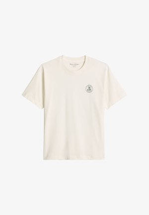 Off-white majica kratkih rukava s okruglim izrezom i malim okruglim "M OP" logom na lijevoj strani prsa.