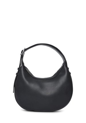 Schwarze Leder-Umhängetasche mit geschwungenem Design, einem einzigen Tragegurt und einem Reißverschluss oben. Verfügt über dezente Nähte und eine glatte Textur.