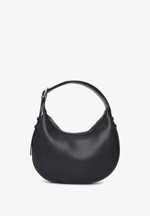 Sac à bandoulière en cuir noir avec une forme incurvée, une seule sangle et une fermeture zippée sur le dessus. Présente des coutures discrètes et une texture lisse.