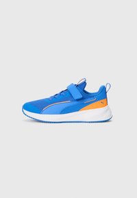 Baskets de sport bleues avec tige en mesh, bande auto-agrippante, accents orange, semelle rembourrée et semelle extérieure en caoutchouc texturé pour une meilleure adhérence.