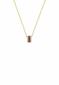 Gouden ketting met een rechthoekige hanger versierd met roze edelstenen omringd door kleinere heldere stenen, die textuurcontrast laat zien.