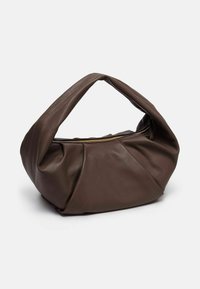 Borsa in pelle marrone con un design morbido e piegato, dotata di una maniglia intrecciata e una chiusura lampo lungo la parte superiore. Texture liscia, hardware minimal.