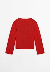 Pull rouge en tricot avec manches longues, design court et tissu texturé. Comprend des accents en maille ouverte aux coutures des épaules.