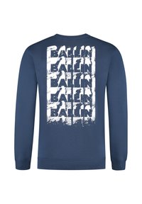 Marineblauwe crewneck sweatshirt met lange mouwen, voorzien van een vet, versleten witte tekstprint "BALLIN" op de achterkant.