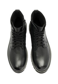 Czarne skórzane botki za kostkę z sznurowaniem, okrągłym noskiem, czterema oczkami, miękką wyściółką oraz teksturowaną powierzchnią. Gumowa podeszwa zapewniająca przyczepność.