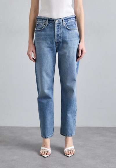Lyseblå, lige ben jeans med et klassisk fem-lomme design, lavet af denim. Kombineret med hvide remsandaler.