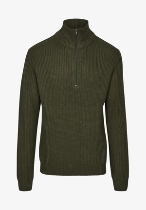 Olivenfarvet strikket sweater med høj krave og en kvart lynlås. Har ribbet struktur og lange ærmer, hvilket giver en afslappet pasform.