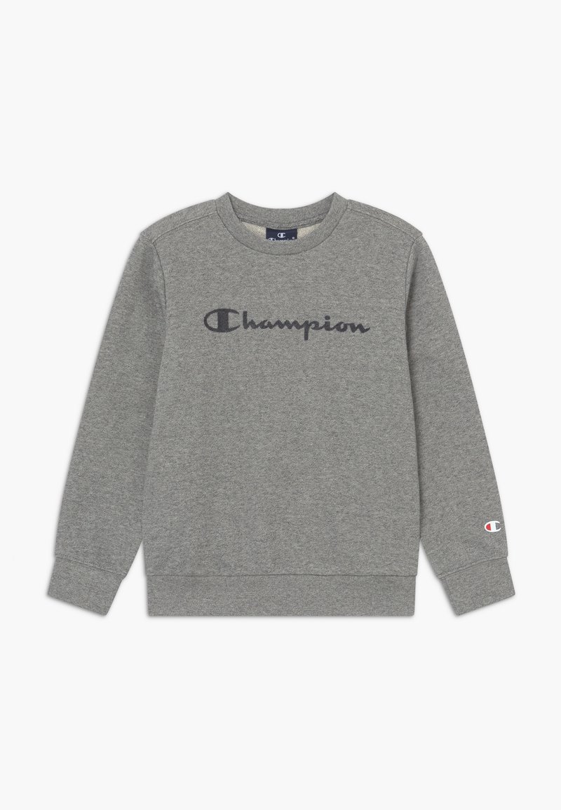 Sweat-shirt gris à manches longues avec le logo "Champion" en impression foncée sur la poitrine et un petit patch logo sur le poignet gauche.