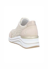 Baskets beiges avec un dessus en tricot et des accents en cuir, dotées d'une semelle blanche rembourrée et d'un subtil détail de bande dorée sur le talon.